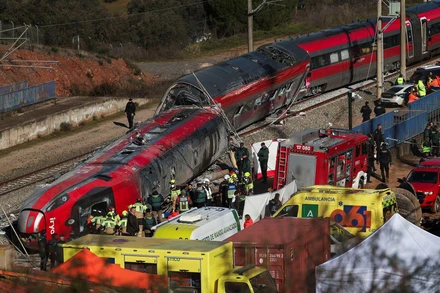 [Video] Tây Ban Nha dùng máy móc hạng nặng tìm nạn nhân vụ va chạm tàu cao tốc