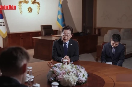 [Video] Tổng thống Hàn Quốc cam kết hạ nhiệt căng thẳng quân sự với Triều Tiên 