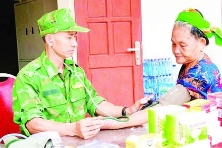 Quân y Bộ đội Biên phòng có mặt tại tâm lũ xã Mỹ Lý để khám, cấp thuốc miễn phí cho người dân.