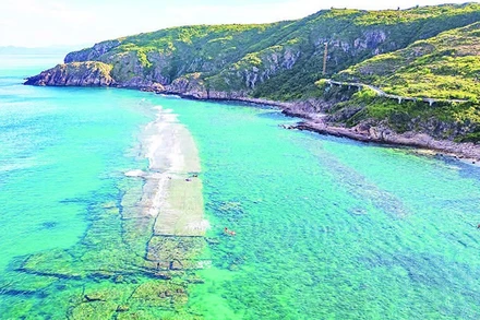 Bề mặt dải đá bằng phẳng, đoạn rộng nhất lên tới 50 mét.