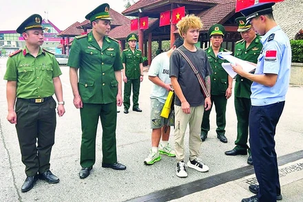 Công an phối hợp với Bộ đội Biên phòng kiểm tra người xuất, nhập cảnh tại Cửa khẩu quốc tế Hữu Nghị.