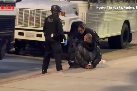 [Video] Thủy quân lục chiến Mỹ lần đầu bắt giữ dân thường tại Los Angeles 