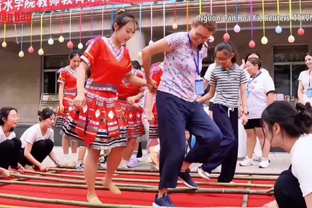 [Video] “Giấc mơ Mỹ” tan vỡ, du học sinh Trung Quốc chuyển hướng