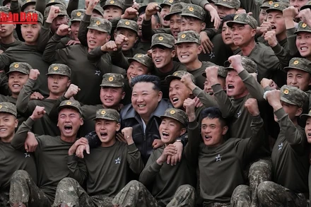 [Video] Nhà lãnh đạo Triều Tiên thị sát đơn vị đặc nhiệm từng triển khai tới Nga 