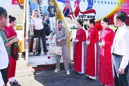 Lãnh đạo đặc khu Phú Quốc đón du khách từ thành phố Vladivostok (Liên bang Nga).