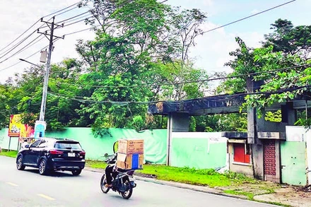 Khu "đất vàng" của Công ty Nguyễn Kim (đối diện Khu nhà Công tử Bạc Liêu) hiện vẫn bỏ hoang.