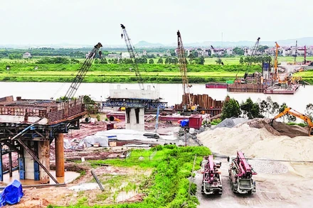 Thi công cầu Cẩm Lý tách đường bộ và đường sắt trên Quốc lộ 37 nối Bắc Ninh với Hải Phòng.