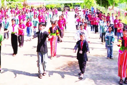 Trang phục, các trò chơi dân gian, các điệu dân ca, dân vũ được đưa vào những buổi sinh hoạt ngoại khóa.