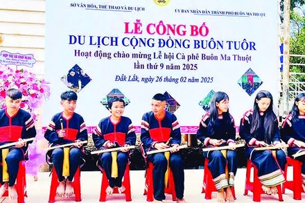 Thanh thiếu niên trình diễn chiêng tre tại buôn Tuôr, xã Hòa Phú, tỉnh Đắk Lắk.
