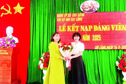 Lãnh đạo Ban Xây dựng Đảng, Đảng ủy xã Chi Lăng tặng hoa chúc mừng đảng viên mới được kết nạp.