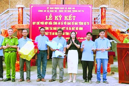 Tổ điều hành mô hình “Trật tự an ninh, thắm tình giáo xứ” tại lễ ký kết.