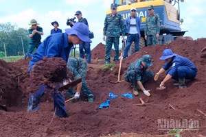 Các chiến sĩ Đội K72 tìm kiếm hài cốt liệt sĩ tại khu vực xã Minh Đức, thành phố Đồng Nai.