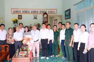 Lãnh đạo xã Phú Riềng thăm thương binh 1/4 Nguyễn Khắc Hoành, tỷ lệ tổn thương cơ thể 81%.