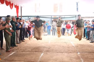 Nhân dân tỉnh Đồng Nai phấn khởi tham gia các trò chơi tại Ngày hội “Đại đoàn kết toàn dân tộc”.