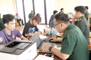 Bộ đội Biên phòng tỉnh Đồng Nai thực hiện các thủ tục đối với các công dân vừa tiếp nhận từ phía Campuchia.