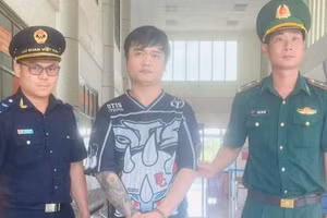 Đồn Biên phòng cửa khẩu quốc tế Hoa Lư bắt giữ đối tượng Phạm Văn Đức khi vừa nhập cảnh về Việt Nam.