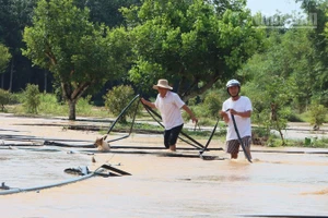 Người dân khắc phục thiên tai.