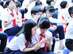 Gánh nặng tài chính khi nuôi dạy con khiến nhiều gia đình quyết định không sinh con thứ hai. Ảnh: NAM HẢI