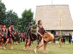 Đồng bào Ba Na trình diễn cồng chiêng.