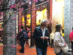 Nhiều di tích trong phố cổ Hà Nội trở thành điểm đến thu hút du khách và người dân dịp Tết cổ truyền Xuân Bính Ngọ 2026. Ảnh: TÚ NHI