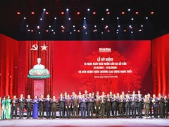 Tổng Bí thư Tô Lâm, các đồng chí lãnh đạo, nguyên lãnh đạo Đảng và Nhà nước, chụp ảnh lưu niệm cùng đại diện lãnh đạo, phóng viên, biên tập viên, viên chức và người lao động Báo Nhân Dân.