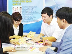 Tư vấn các tour du lịch kèm chữa bệnh cho du khách. Ảnh: NGUYỆT ANH