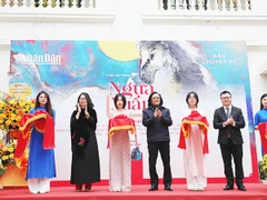 Các đại biểu cắt băng khai mạc triển lãm "Ngựa Xuân". Ảnh: KHIẾU MINH