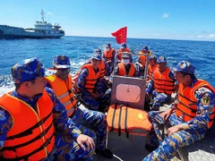 Cán bộ, chiến sĩ tàu 740 (Hải đoàn 129, Quân chủng Hải quân) được chở tới Nhà giàn DK1/20 để thực hiện bỏ phiếu sớm.