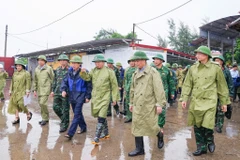 Phó Thủ tướng Chính phủ Trần Hồng Hà trực tiếp kiểm tra công tác phòng chống bão số 3 (Wipha) tại Hải Phòng. (Ảnh: Hoàng Ngọc/TTXVN