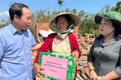 Đồng chí Lê Tiến Châu, Ủy viên Trung ương Đảng, Bí thư Thành ủy, Trưởng Đoàn đại biểu Quốc hội thành phố Hải Phòng thăm, trao quà hỗ trợ động viên người dân tỉnh Đắk Lắk bị thiệt hại do bão số 13. (Ảnh chụp ngày 14/11)