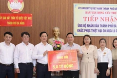 Đồng chí Phạm Văn Lập, Phó Bí thư Thành ủy, Chủ tịch Ủy ban Mặt trận Tổ quốc Việt Nam thành phố Hải Phòng trao 5 tỷ đồng hỗ trợ người dân thành phố Đà Nẵng khắc phục hậu quả mưa lũ.