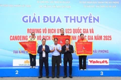 Ban tổ chức trao cờ nhất, nhì, ba toàn đoàn cho các đội tuyển.