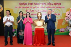 Phó Thủ tướng Thường trực Chính phủ Nguyễn Hòa Bình tặng Trường trung học phổ thông Kiến An bức tượng chân dung Chủ tịch Hồ Chí Minh. (Ảnh: PHAN TUẤN)