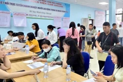 Một phiên giao dịch việc làm định kỳ tại Trung tâm dịch vụ việc làm Hải Phòng được tổ chức theo hình thức trực tiếp phối hợp trực tuyến (qua livestream). (Ảnh: HUY ĐẠI)