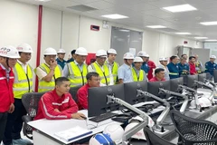 Các cán bộ kỹ sư triển khai công tác hòa lưới điện lần đầu Nhà máy nhiệt điện Nhơn Trạch 4. (Ảnh: Lilama)