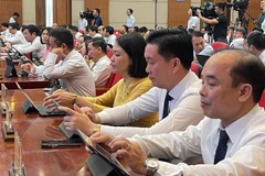 Các đại biểu Hội đồng nhân dân thành phố Hải Phòng biểu quyết thông qua các Nghị quyết tại kỳ họp. (Ảnh: XUÂN TRƯỜNG)