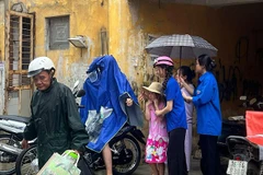 Đoàn viên thanh niên Hải Phòng hỗ trợ di chuyển người dân đến nơi an toàn tránh bão số 3.