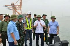 Đồng chí Lê Tiến Châu, Ủy viên Trung ương Đảng, Bí thư Thành ủy, Trưởng Đoàn đại biểu Quốc hội thành phố Hải Phòng kiểm tra công tác phòng, chống bão số 3 tại Đặc khu Cát Hải (Hải Phòng). (Ảnh: PHAN TUẤN)