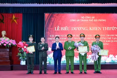 Đồng chí Lê Ngọc Châu, Ủy viên Trung ương Đảng, Chủ tịch Ủy ban nhân dân thành phố Hải Phòng và lãnh đạo Công an thành phố Hải Phòng khen thưởng Phòng Cảnh sát hình sự cùng các đơn vị tham gia chuyên án. (Ảnh: Công an thành phố Hải Phòng)