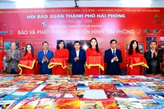 Các đại biểu thực hiện nghi thức khai mạc Hội báo Xuân Bính Ngọ 2026 thành phố Hải Phòng.