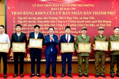 Phó Chủ tịch Ủy ban nhân dân thành phố Hải Phòng Vũ Tiến Phụng trao Bằng khen của Chủ tịch Ủy ban nhân dân thành phố cho các tập thể, cá nhân có thành tích xuất sắc trong công tác phòng chống tội phạm, tệ nạn xã hội và xây dựng phong trào toàn dân bảo vệ an ninh Tổ quốc năm 2025.