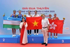 Ban tổ chức trao huy chương cho các vận động viên tại giải.