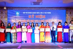 Đại diện lãnh đạo Hiệp hội Doanh nghiệp nhỏ và vừa Hải Phòng trao giấy chứng nhận cho hội viên mới được kết nạp.