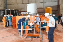 Cán bộ kỹ sư LILAMA 10 phối hợp với các đơn vị kiểm tra công tác thử tải, sẵn sàng hòa lưới điện tổ máy số 1 Thủy điện Hòa Bình mở rộng vượt tiến độ 1 tháng.