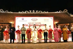 Các đại biểu thực hiện nghi thức ra mắt Tour đêm “Dấu thiêng Hàng Kênh”.