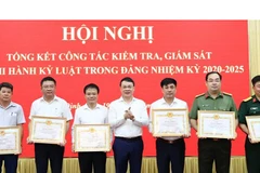 Đồng chí Đặng Khánh Toàn, Bí thư Tỉnh ủy Nam Định trao Bằng khen cho 7 tập thể tiêu biểu.