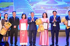 Trao giải cho tác giả, tác phẩm đoạt giải A Giải báo chí “Vì một Hải Phòng phát triển lần VII với chủ đề: Hải Phòng - Thành phố thân thiện.