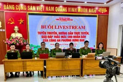 Công an phường Hưng Đạo (Hải Phòng) tổ chức buổi livestream hướng dẫn thủ tục hành chính, phổ biến kiến thức pháp luật và giải đáp trực tuyến mọi vướng mắc của người dân. (Ảnh: Công an Hải Phòng)
