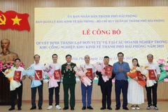 Đại diện các Ban Chỉ huy Quân sự tại doanh nghiệp trong khu công nghiệp, khu kinh tế trên địa bàn thành phố Hải Phòng nhận quyết định thành lập.