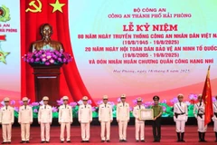 Thượng tướng Trần Quốc Tỏ, Ủy viên Trung ương Đảng, Thứ trưởng Công an, trao Huân chương Quân công hạng Nhì cho Công an thành phố Hải Phòng.